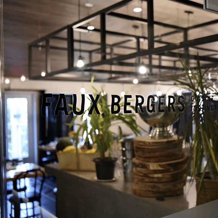 faux-bergers-restaurant-baie-saint-pau-1l