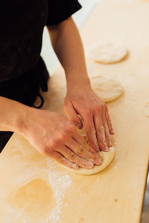 Lulu Épicerie - Confection des pains plats