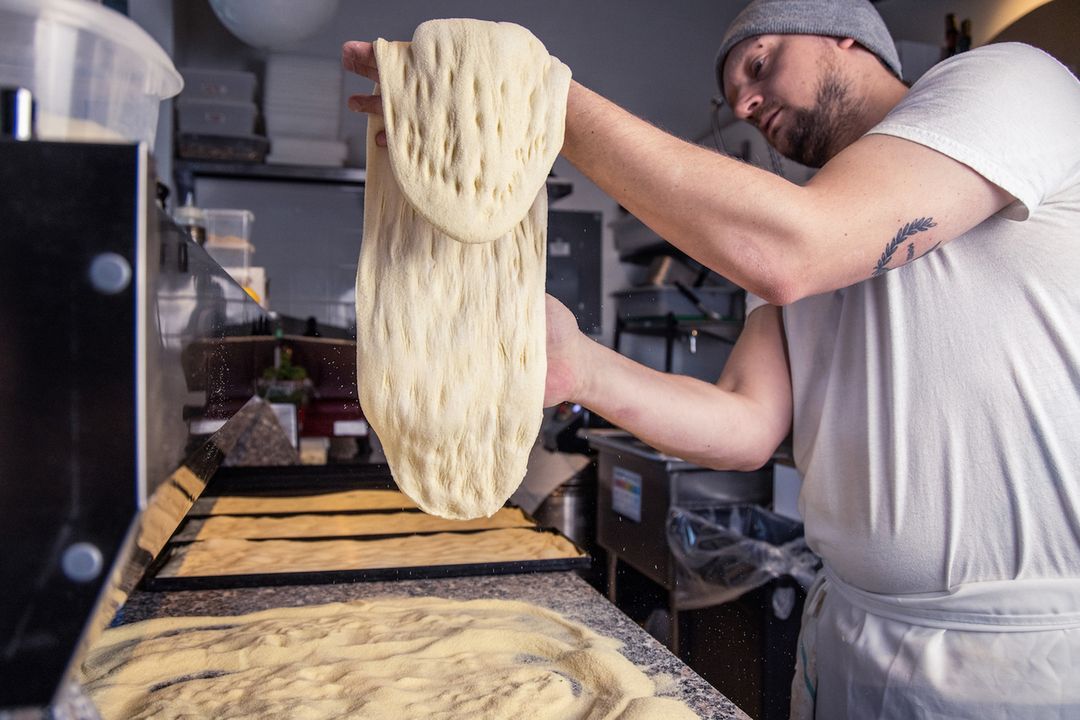 on manipula la pâte a pizza