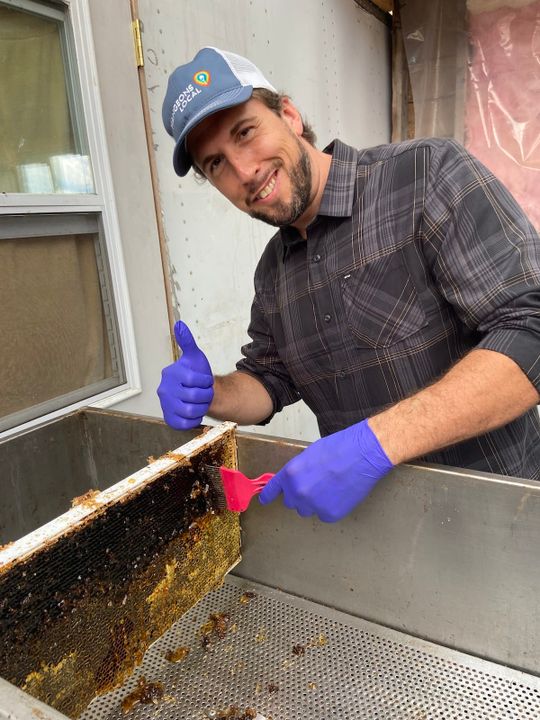 David Goudreault récolte du miel à la ferme Les 3 pouces verts.