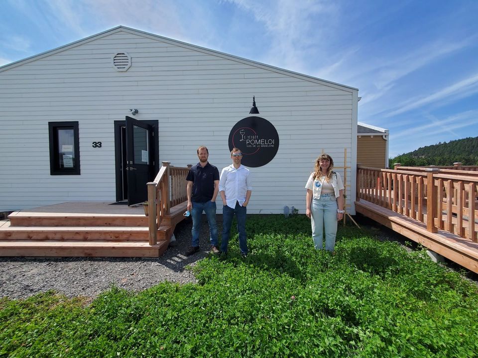 Stéphanie Boulay visite le Verger Poméloi aux Îles-de-la-Madeleine