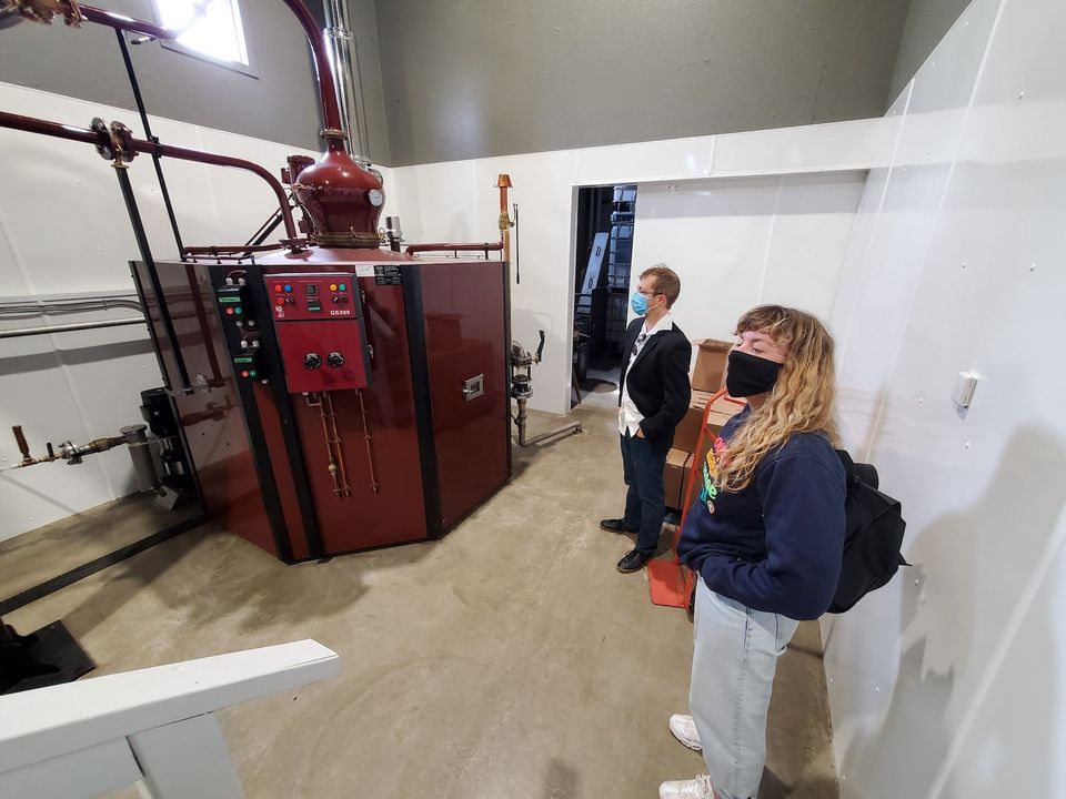 Stéphanie Boulay visite le Verger Poméloi aux Îles-de-la-Madeleine