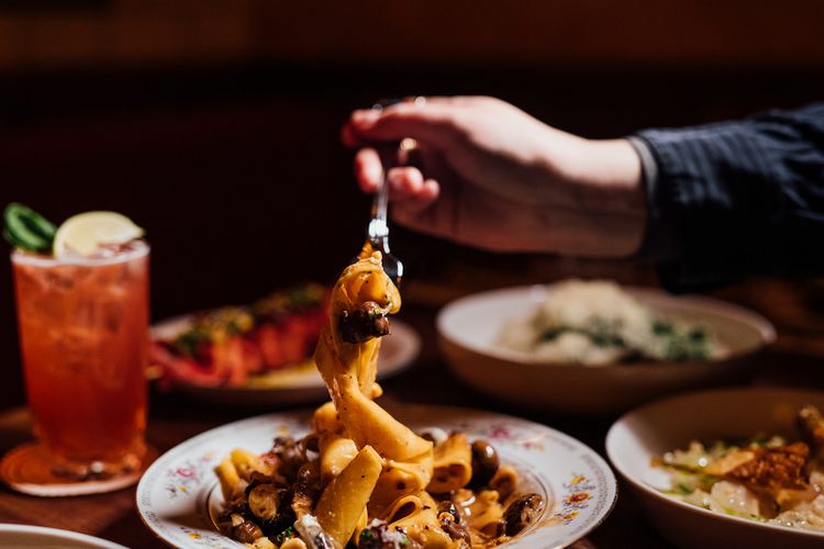 restaurants open on Monday